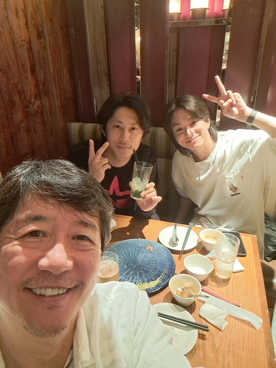 nagatokatsuhiko's tweet image. 今この人たちと地元で食事してます。
楽しいよ！
#長戸勝彦
#小笠原健
#山木透
#パクチー
#美味しい　
#楽しい
#パクチーには栄養があるのか
#ハッシュタグ勉強中
#ハッシュタグつけさせられてます