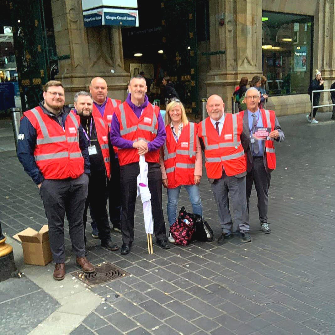 Great to have such a strong Usdaw team out with our sister unions on Trade Union Tuesday at Glasgow Central Station. #VoteScotLab24 #NewDealForWorkers #ScottishLabourUnions #LabourUnions #VoteLabour #GE24