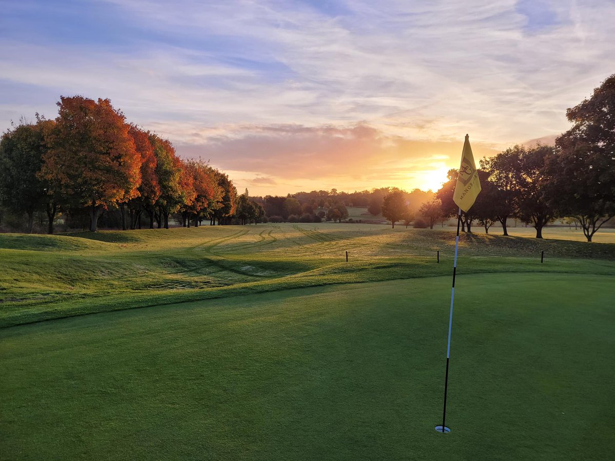 Experience flexible golf breaks at @ManorofGroves Golf Club! 🏌️ 
Enjoy a fabulous getaway and test your skills on their 18-hole course in idyllic Hertfordshire. 
Open year-round. Read more bit.ly/3VNbytJ