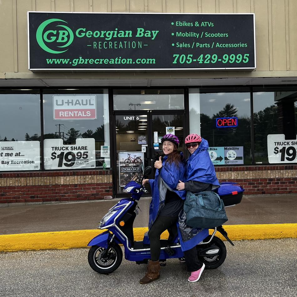 Mother and daughter all matchy matchy in the rain. Thanks ladies!
#emmo #emmoscooter