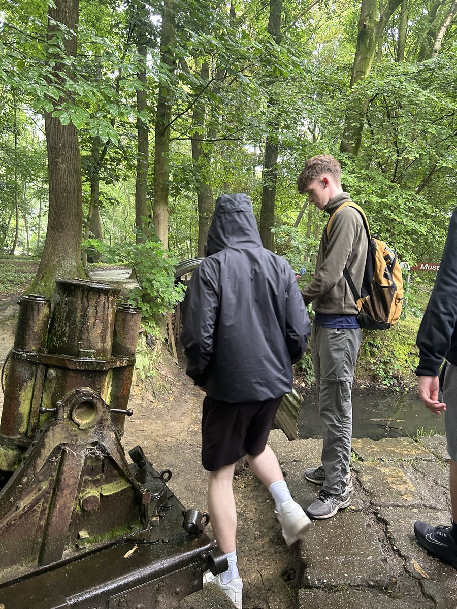 MissCraigMod's tweet image. Day two in Belgium 🇧🇪🇧🇪 exploring some trenches at Sanctuary Wood/Hill 62!! Some brave pupils going into the trenches in the wet weather ☔️☔️ @KAhumanities  @KilsythAcademy