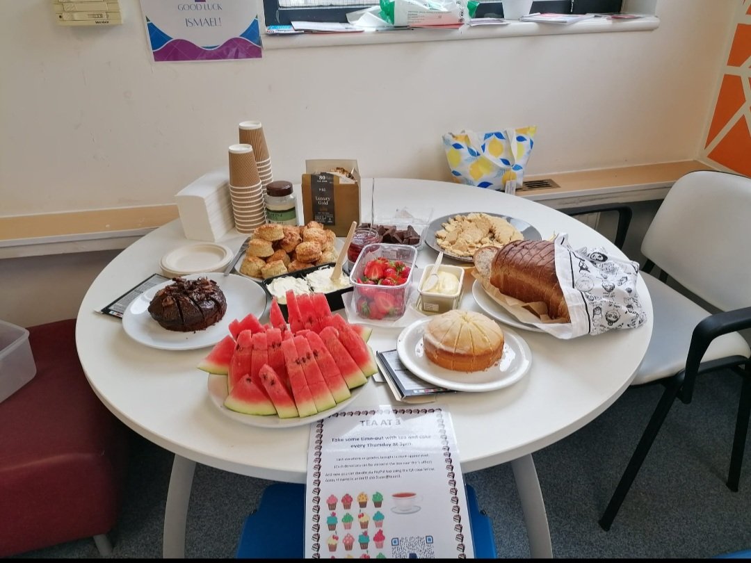 heidi_ed's tweet photo. I have been on leave and so missed last week's #TeaAt3. But my #PartnerInCake Elisha put on a feast.
There were scones and cream (@Nigella_Lawson ), pecan and maple bread, chocolate fudge cake, lemon drizzle cake, shortbread biscuit, strawberries and watermelon.
@RCollEM https://t.co/GmWEshedpE