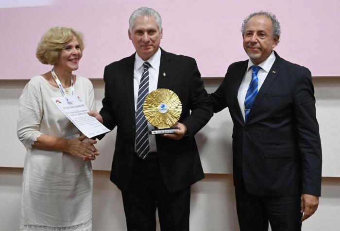 Merecido reconocimiento a <a href="/DiazCanelB/">Miguel Díaz-Canel Bermúdez</a>. El Congreso Internacional Ciencia y Educación reconoció al Presidente Díaz-Canel, por su labor científica
#CubaEsCiencia
