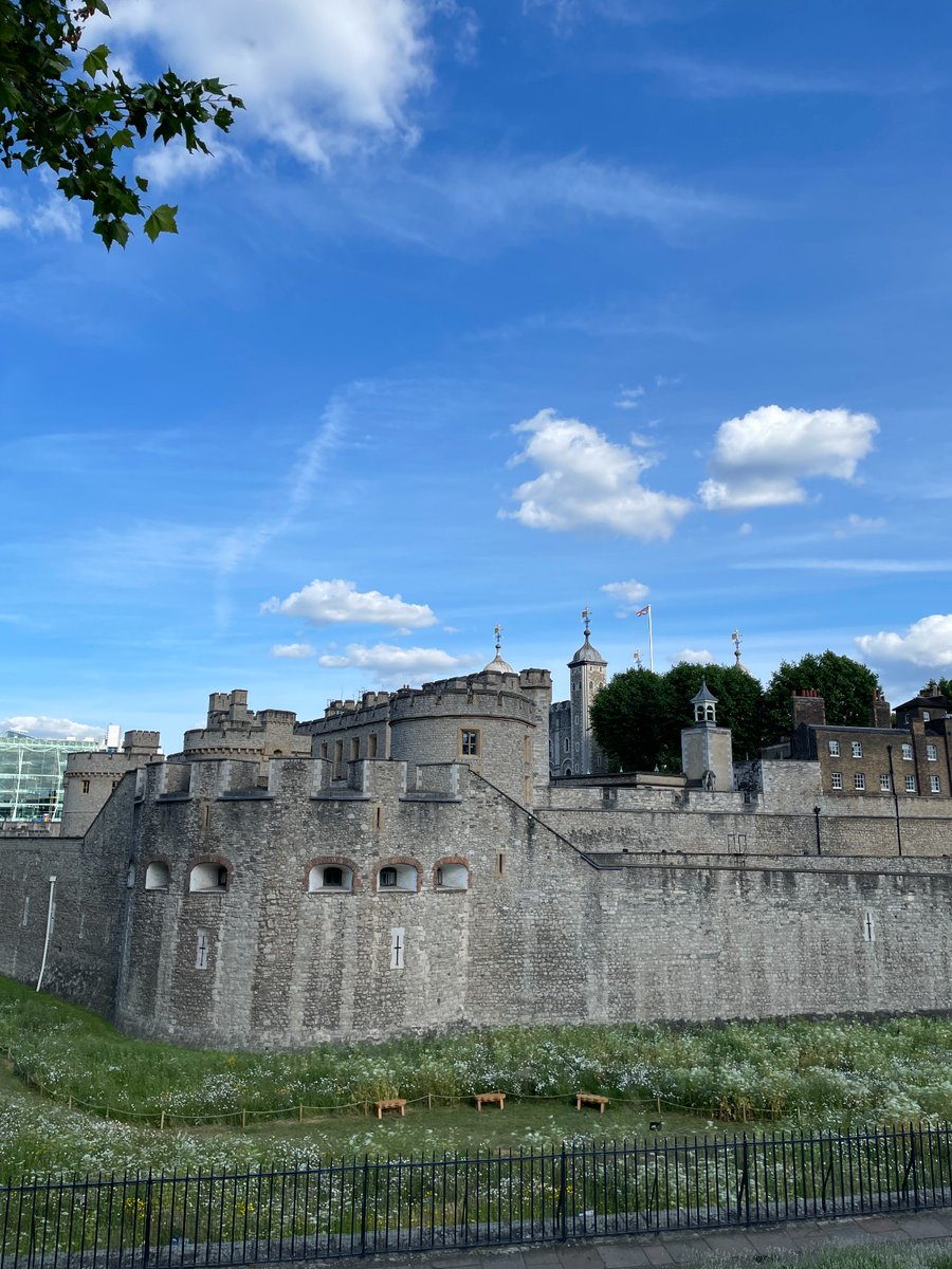 🎶 So if you care to find us, look to the Western moat 🧙‍♀️ There sure is a wicked view of the Tower of London from here... You can see our concentric rings of defensive walls! 🤩