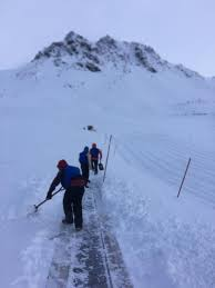 radionihuil's tweet photo. El parque de nieve Los Puquios está operativo, a la espera de que cese la nevada y habiliten la ruta 7. "podrían tener más flexibilidad para particulares, cuando cierran el Paso para camiones". @eledusoler 
@radionihuil #PrimerasVoces https://t.co/vL3fQj7L44