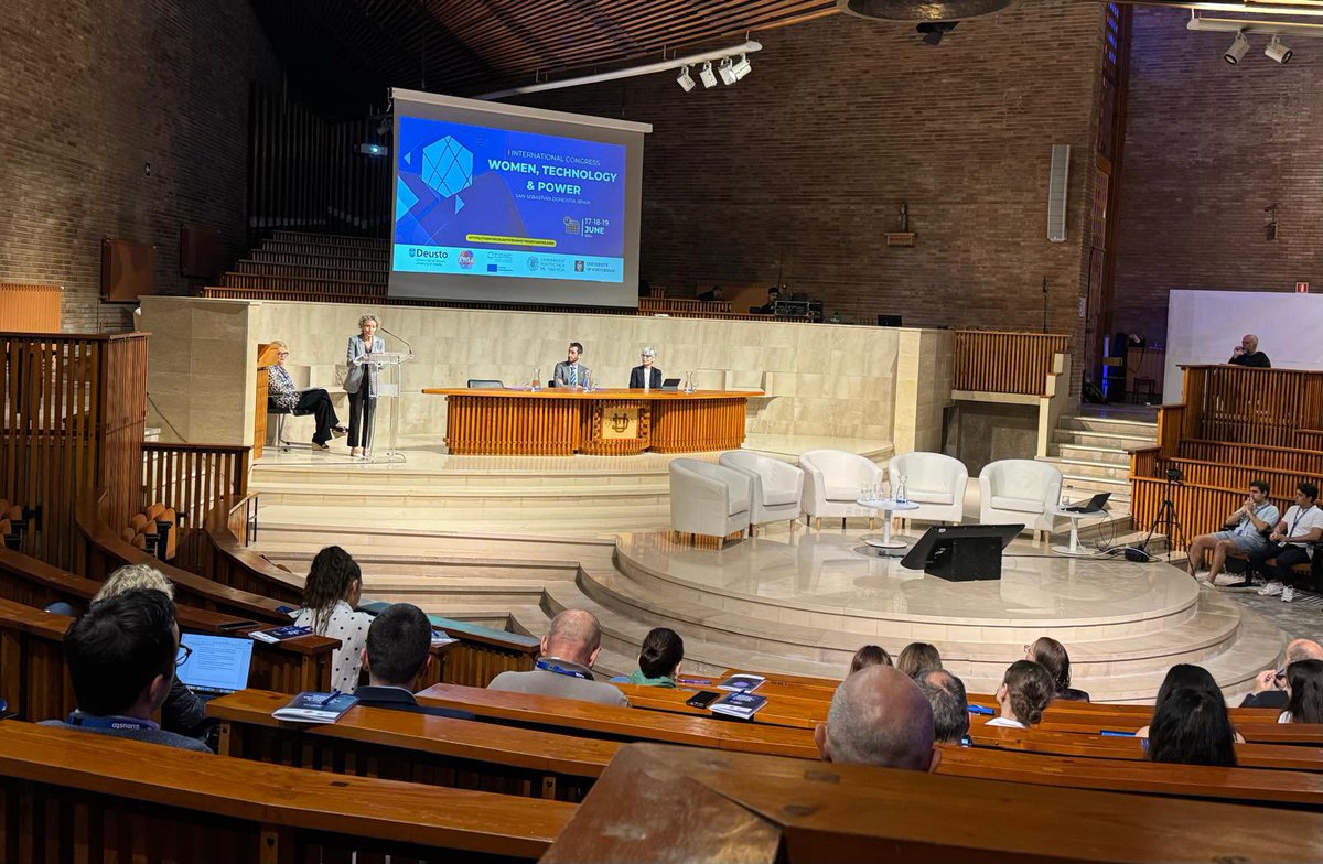 Inaugurando el I Congreso Internacional ‘Women, technology and power’ junto a <a href="/xriezu/">Xabier Riezu</a>, <a href="/MirenElgarresta/">Miren Elgarresta Larrabide</a> y Pilar Rodriguez. Una iniciativa necesaria e interesante que seguiremos de cerca, organizada por <a href="/deusto/">Universidad Deusto - Deustuko Unibertsitatea</a> <a href="/PWILL_COST/">PWILL</a> <a href="/AResistances/">ARES Antifeminist Resistances</a> <a href="/UPV/">Universitat Politècnica de València</a> y <a href="/UvA_Amsterdam/">UvA Amsterdam</a>