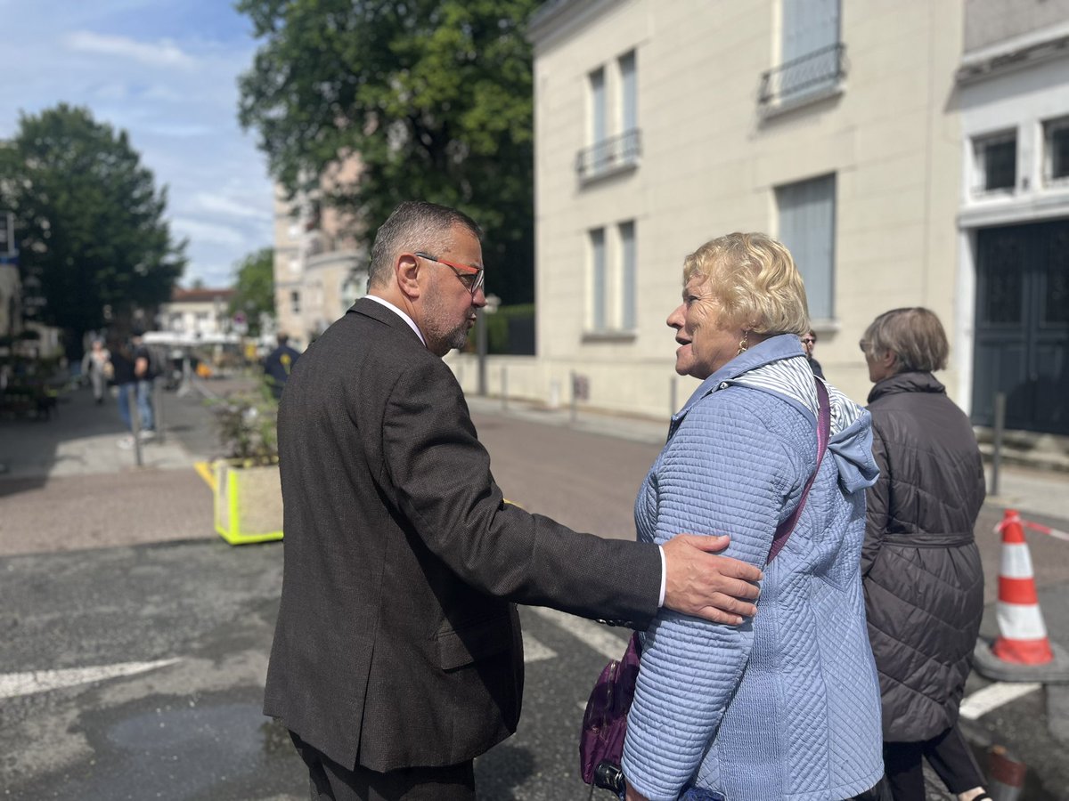 alainramadier's tweet photo. Ce matin, au contact des Pavillonnais sur le marché de Chanzy. Merci pour votre accueil et vos encouragements chaleureux.. https://t.co/GdGRCDR7xh