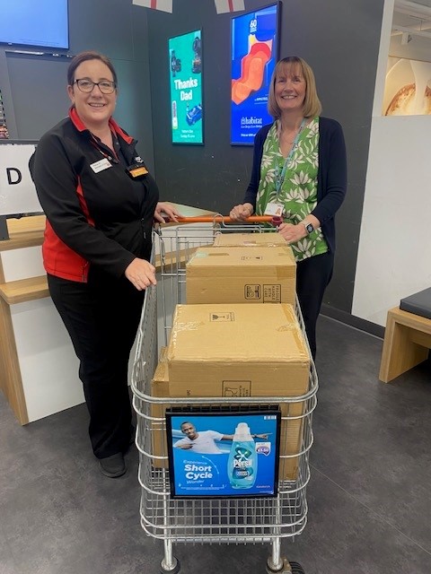 We want to say a big thank you to the team at Argos in Lincoln for their donation of five 16 piece dinner sets to be placed in our Sheridan House apartments. 

This donation will help us to work with residents to help them create healthy, low cost meals.

Thank you Argos!⭐