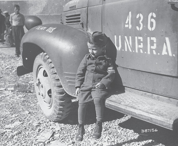 En 1997 Roberto Benigni estrenaba "La vida es bella", una película sobre un judío que esconde a su hijo de 5 años en un campo de concentración nazi haciéndole pensar que era un juego. Lo que no sabía era que su película había ocurrido en realidad. Tira del hilo 🧵👇🏽👇🏽👇🏽