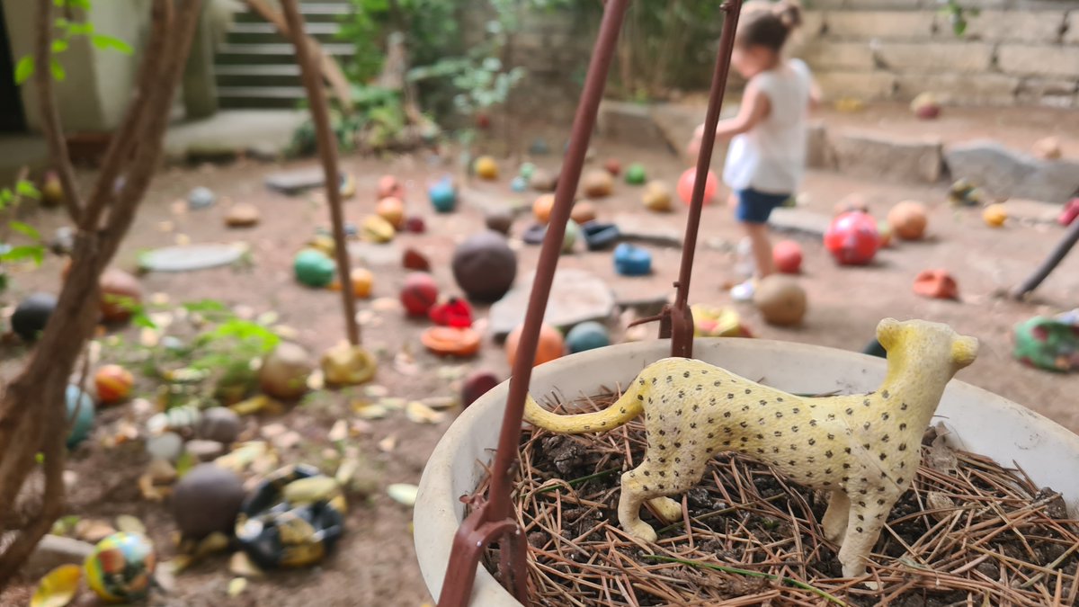 Sanatçı ve akademisyen Selim Birsel, ilk kez çeyrek yüzyıl önce İstanbul’da biriktirip sergilediği “Atılan Toplar”ı, bayram arifesinde Kadıköy Şakir Paşa Sokağı’ndaki aile evinin bahçesinde gün ışığına çıkardı. 

<a href="/EvrimAltug/">Evrim Altuğ</a> <a href="/Birselim/">Selim Birsel</a>

t.ly/9sk5U
