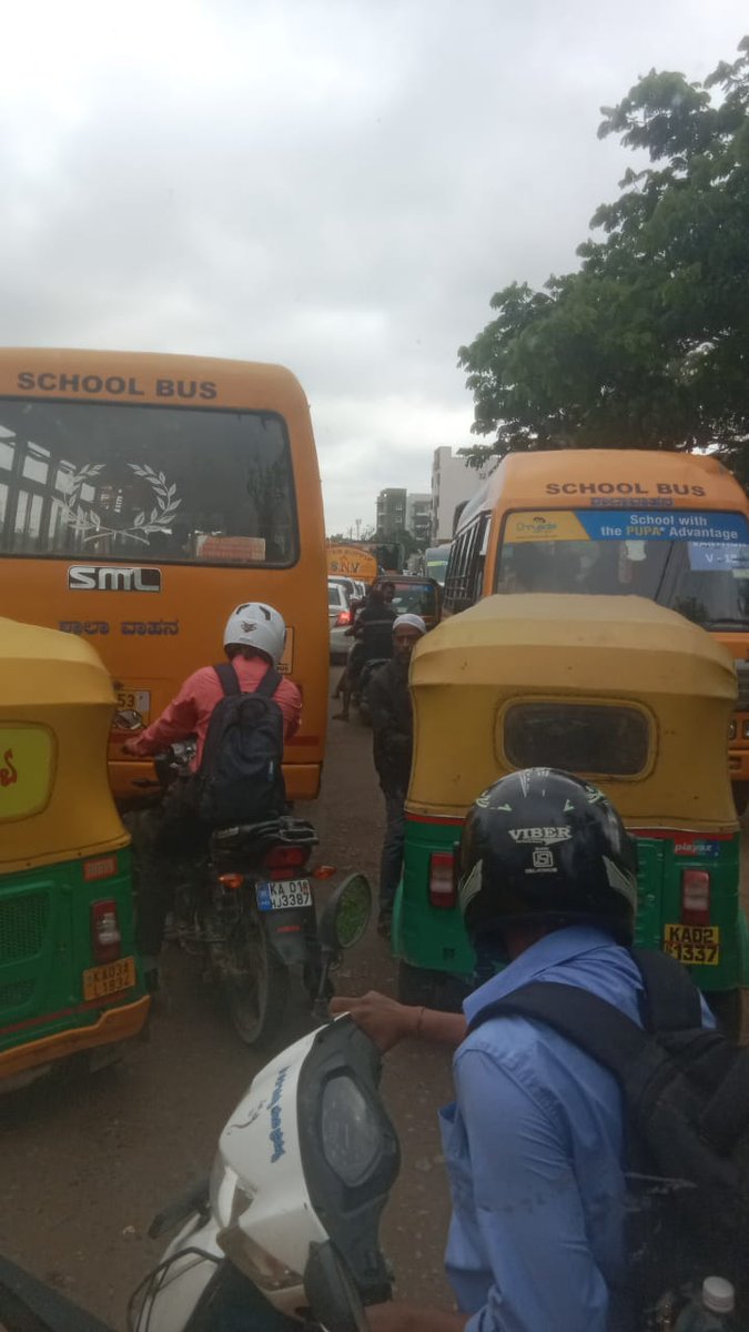 WF_Watcher's tweet image. A few residents in Gunjur area sent me these pics saying Little Kids are getting roasted in School Buses at Panathur Underpass for 1 &amp;amp; 1/2 hours in the morning and nearly 1 hour in the afternoon. [From Gunjur - Kadubeesanahalli]

Parents sending their Kids to New Horizon Gurukul,…