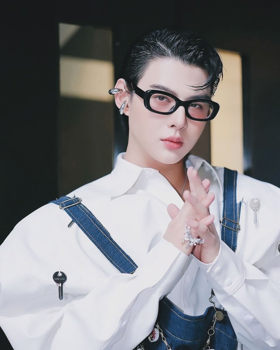 Saint_sup's tweet photo. ระหว่างแชมพูกับเรา อะไรเข้าตาเธอมากกว่ากัน 🤓 #Saint_sup #MingEr https://t.co/mg6hPDuSzg