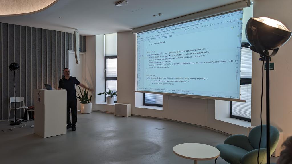 Here we have the great <a href="/aalmiray/">Andres Almiray</a> talking about #orm at <a href="/VilniusJUG/">Vilnius JUG</a> #lithuania  #fullroom
(We've met twice in less than a week in 2 corners of Europe )