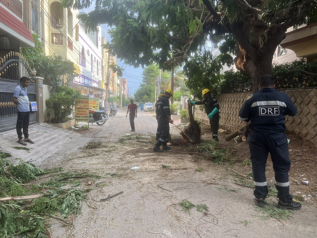 Special thanks and appreciation to our Alwal corporate C.Shanti Srinivas Reddy’s Garu for immediate response and quick clearance of tree fallen on road <a href="/ChintalaShanti/">Shanti Srinivas Reddy BRS</a> <a href="/GHMCOnline/">GHMC</a>