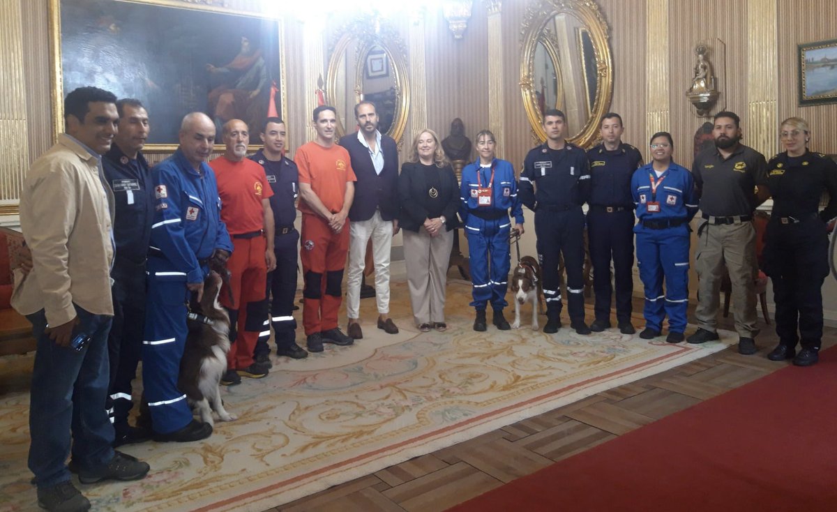Aytoburgos's tweet photo. La alcaldesa Cristina Ayala, acompañada del concejal de Seguridad, Ignacio Peña, ha recibido a miembros del GREM y a una delegación colombiana de rescate que realiza estos días formación en Burgos. https://t.co/PcOdvHZSBv
