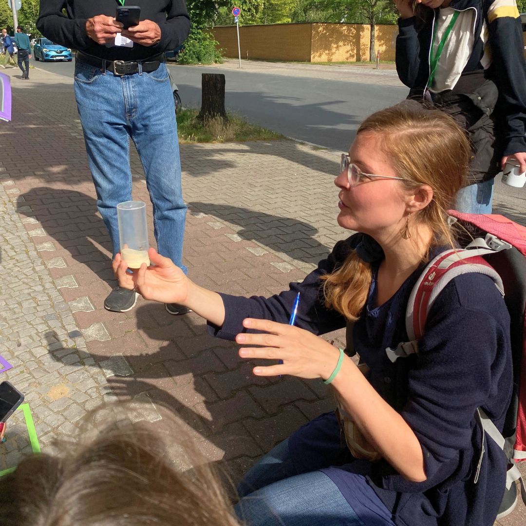 USL_NYC's tweet photo. ๐๏ธ The hidden life of urban pavmt cracks ๐ฟ Dr. Sophie Lokatis & Susanne Wieland showcased resilient #biodiversity in urban pavement cracks & how these habitats support #GroundBees & seasonal plants @TNatureofCities ๐โจย Learn & contribute to @inaturalist: https://t.co/V4M55H0YCE https://t.co/penxXMj694