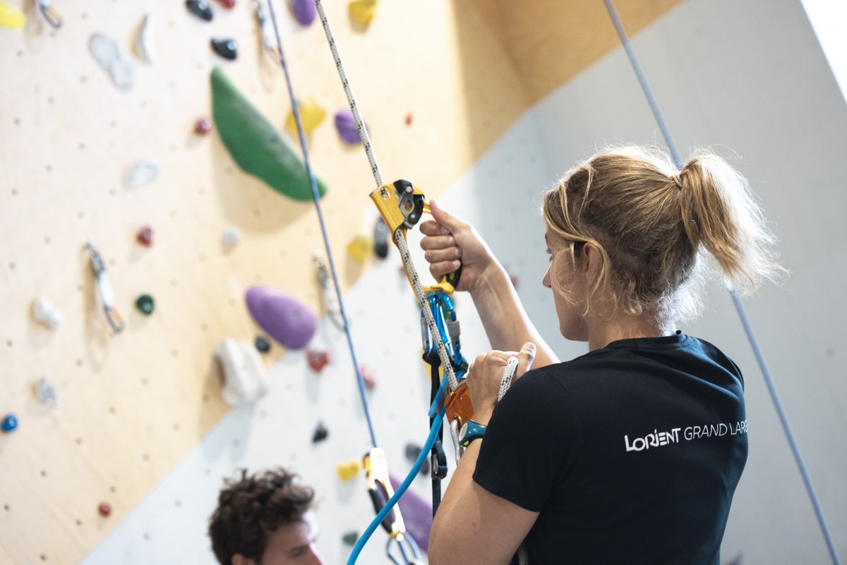 Lgrandlarge's tweet photo. [PRÉPA PHYSIQUE] Cette année encore, les skippers auront l’occasion de troquer leurs mâts contre le mur d’escalade de la salle B’Wall à Lanester ! Rendez-vous vendredi de 10h à 12h, il reste des places ! 😉

📸 @adrifrancois

@lorientagglo 
#CourseAuLarge #Sailing #LorientLaBase https://t.co/iwTcw3Il74