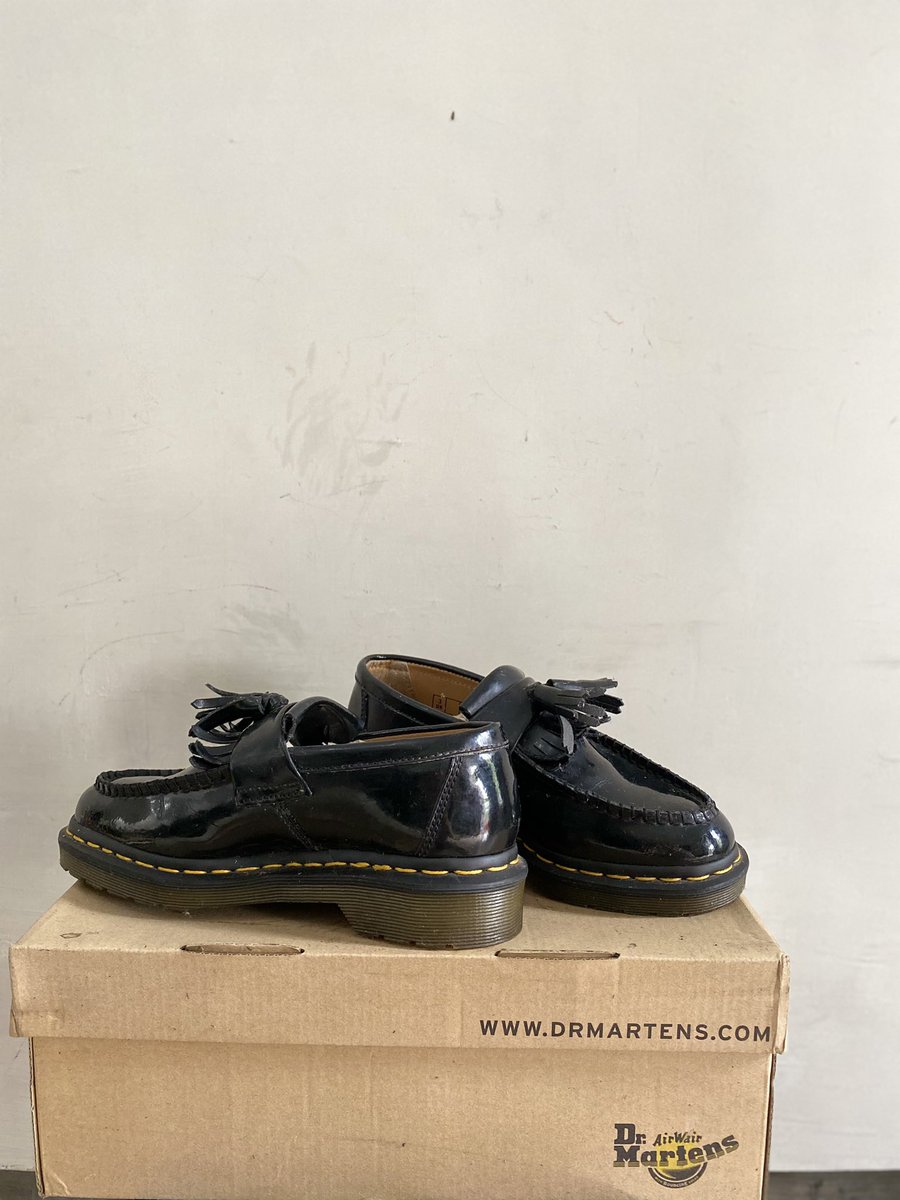 hehesty's tweet photo. @xiayuejiu bukan korban judol mau jual aja krna jarang bgt dipake 
-dr.martens loafer patent lamper
-size uk 3 / ue 36
-made thai
- lepas 1.5juta https://t.co/H5RQW5n2c0