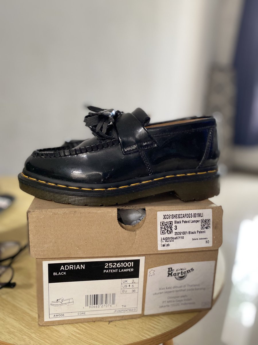 hehesty's tweet photo. @xiayuejiu bukan korban judol mau jual aja krna jarang bgt dipake 
-dr.martens loafer patent lamper
-size uk 3 / ue 36
-made thai
- lepas 1.5juta https://t.co/H5RQW5n2c0