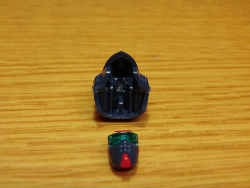 グフカスの次はガンダムマークⅡリヴァイブ版の基本工作に手を付けてみました。
ライフルとバズーカの合わせ目を接着して、フェイスパーツの後ハメ加工もわりと上手くいったんで、頭の横の合わせ目も接着しました。