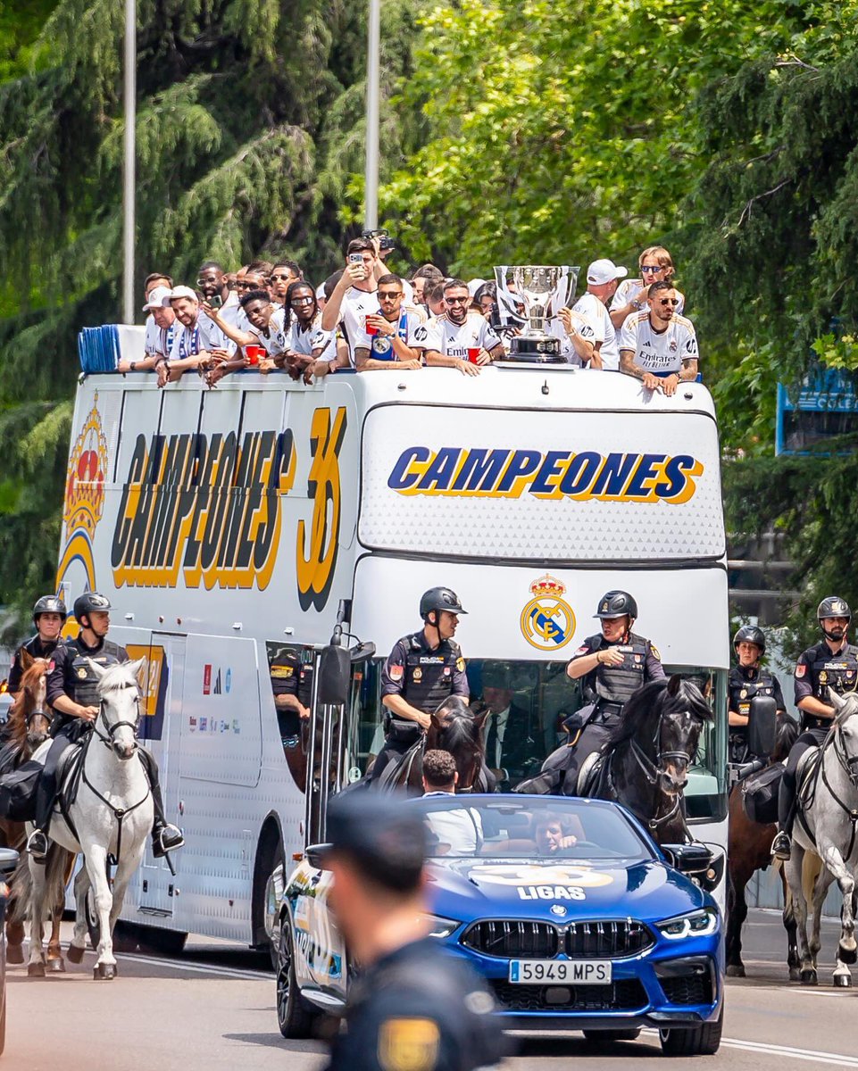 SeputarMadrid's tweet photo. 🚨 Official: Berikut adalah jadwal pertandingan lengkap Real Madrid di LaLiga musim 24/25! 🗓⚪️

Agustus 2024
18/08: Mallorca (A) 
25/08: Real Valladolid (H)
28/08: Las Palmas (A)

September 2024
01/09: Real Betis (H)
15/09: Real Sociedad (A)
22/09: Espanyol/Oviedo (H)
25/09: Alaves (H)
29/09: Atletico (A)

Oktober 2024
06/10: Villarreal (H)
20/10: Celta Vigo (A)
27/10: Barcelona (H)

November 2024
03/11: Valencia (A)
10/11: Osasuna (H)
24/11: Leganes (A)

Desember 2024 
01/12: Getafe (H)
08/12: Girona (A)
15/12: Rayo Vallecano (A)
22/12: Sevilla (H)

Januari 2025
11/01: Athletic Club (A)
19/01: Las Palmas (H)
26/01: Real Valladolid (A)

Februari 2025
02/02: Espanyol/Oviedo (A)
09/02: Atletico Madrid (H)
16/02: Osasuna (A)
23/02: Girona (H)

Maret 2025
02/03: Real Betis (A)
09/03: Rayo Vallecano (H)
16/03: Villarreal (A)
30/03: Leganes (H)

April 2025
06/04: Valencia (H)
13/04: Alaves (A)
20/04: Athletic Club (H)
23/04: Getafe (A)

Mei 2025
04/05: Celta Vigo (H)
11/05: Barcelona (A)
14/05: Mallorca (H)
18/05: Sevilla (A)
25/05: Real Sociedad (H).

Via @MadridXtra