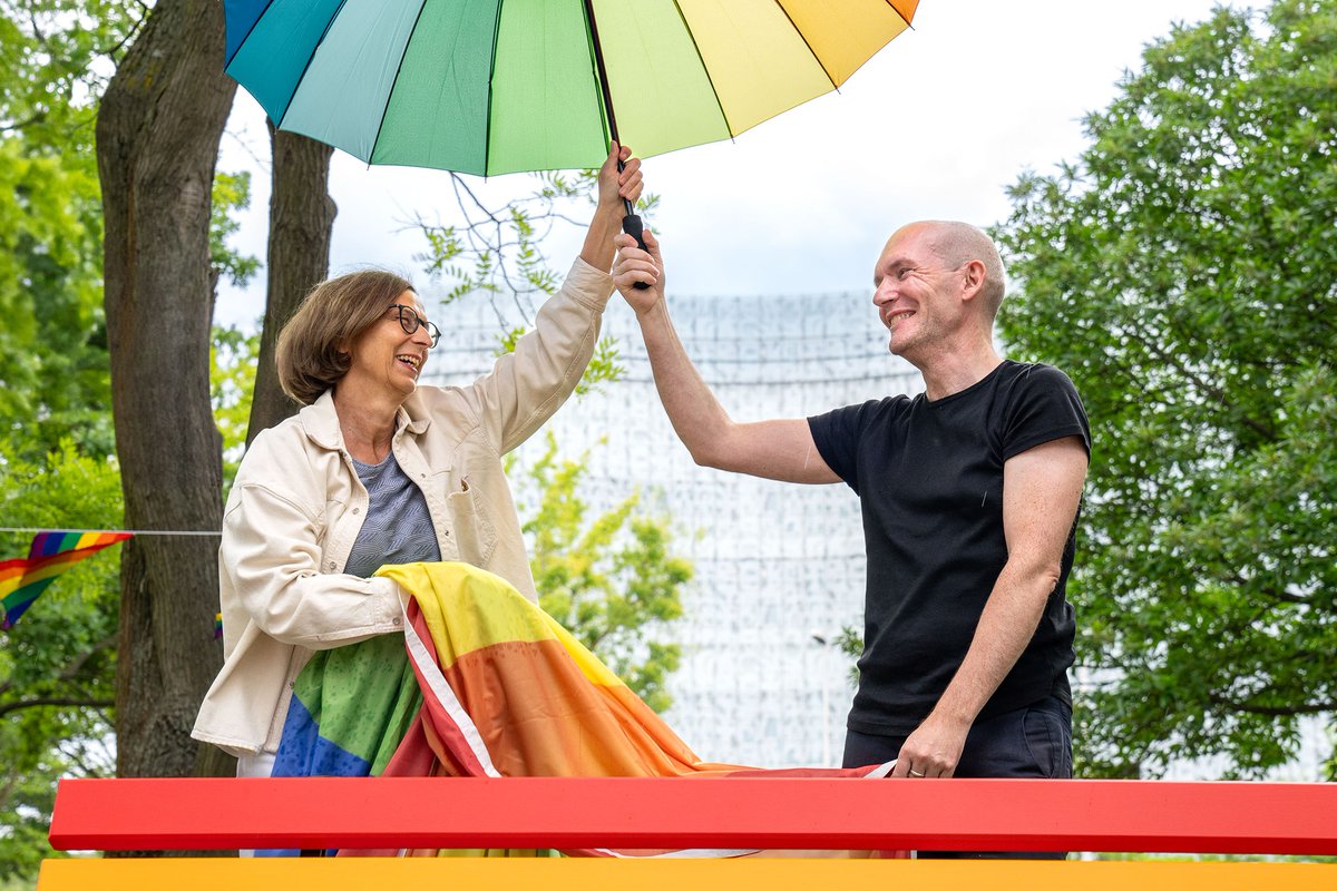 BTU_CS's tweet image. 🏳️‍🌈BTU hisst Regenbogenfahne:
Die BTU hat am Montag mit dem Hissen der Regenbogenfahne die #CSD-Aktionswochen für #Cottbus und die #Niederlausitz eröffnet.
b-tu.de/news/artikel/2…
👉Das gesamte Programm der CSD-Aktionswochen gibt es beim @CSDCB:
csd-cottbus.info/index.php?view…