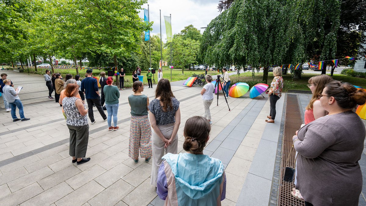 BTU_CS's tweet image. 🏳️‍🌈BTU hisst Regenbogenfahne:
Die BTU hat am Montag mit dem Hissen der Regenbogenfahne die #CSD-Aktionswochen für #Cottbus und die #Niederlausitz eröffnet.
b-tu.de/news/artikel/2…
👉Das gesamte Programm der CSD-Aktionswochen gibt es beim @CSDCB:
csd-cottbus.info/index.php?view…