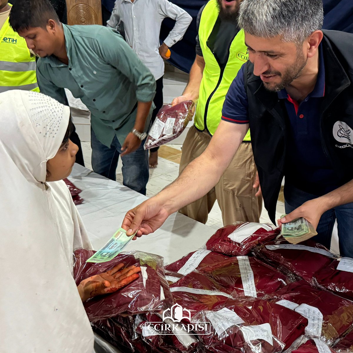 Bangladeş’te Kurban Bayramımızı hediye, harçlık ve yemeklerle kutladık. 🤲🏻💝

Detaylı bilgi ve destek için:
🌐 ecirkapisi.org
📞 0532 174 93 93
📞 +49 162 6689797