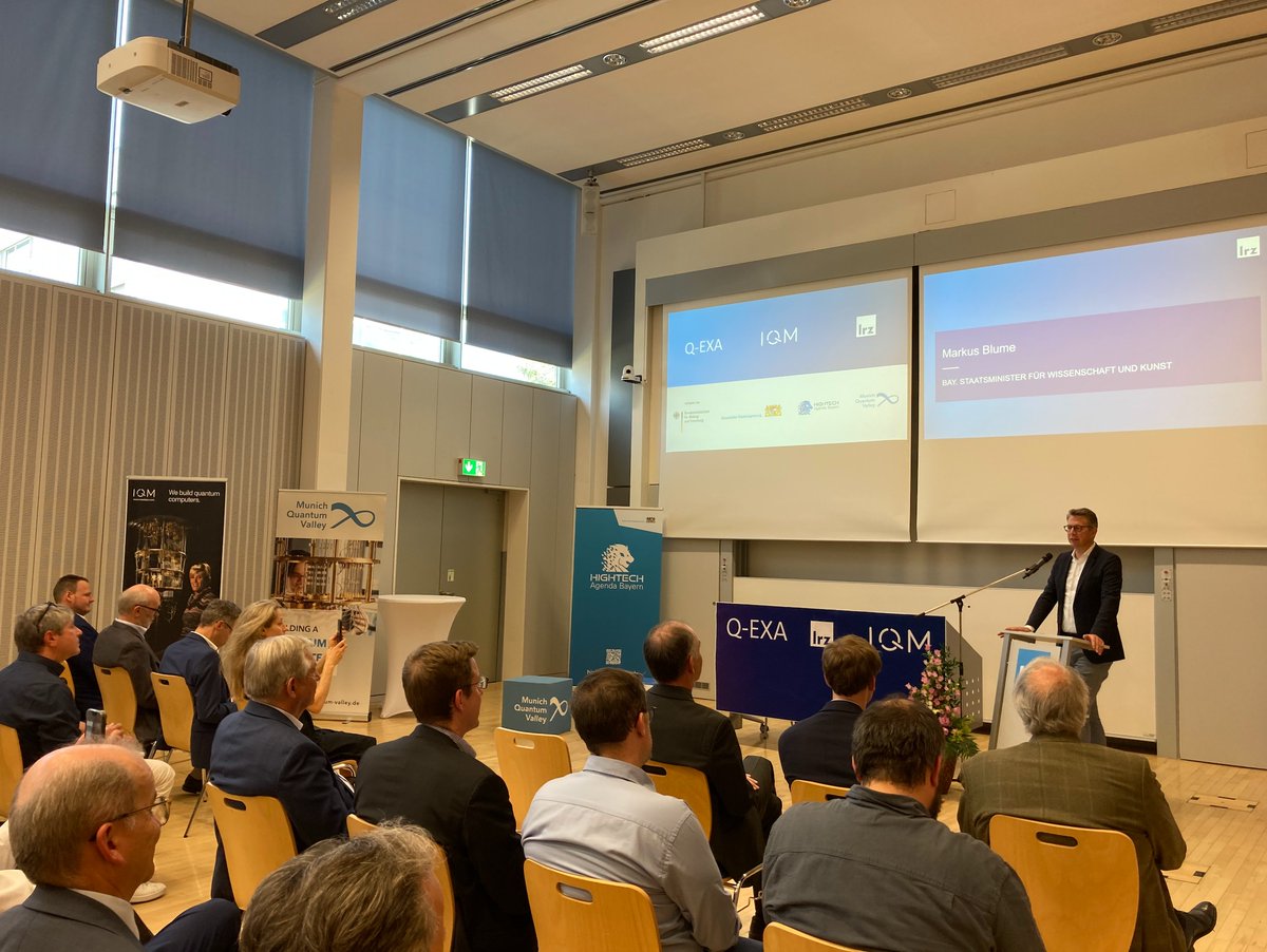 LRZ_DE's tweet image. Live: @starkwatzinger und @MarkusBlume begrüßen Vertreterinnen aus Wissenschaft und Medien am LRZ zur Vorstellung von #QExa, dem ersten hybriden, einsatzfähigen System, das einen #Quantencomputer mit einem #Supercomputer verbindet. @BMBF_Bund @StMWK_Bayern @meetIQM @MunichQuantum