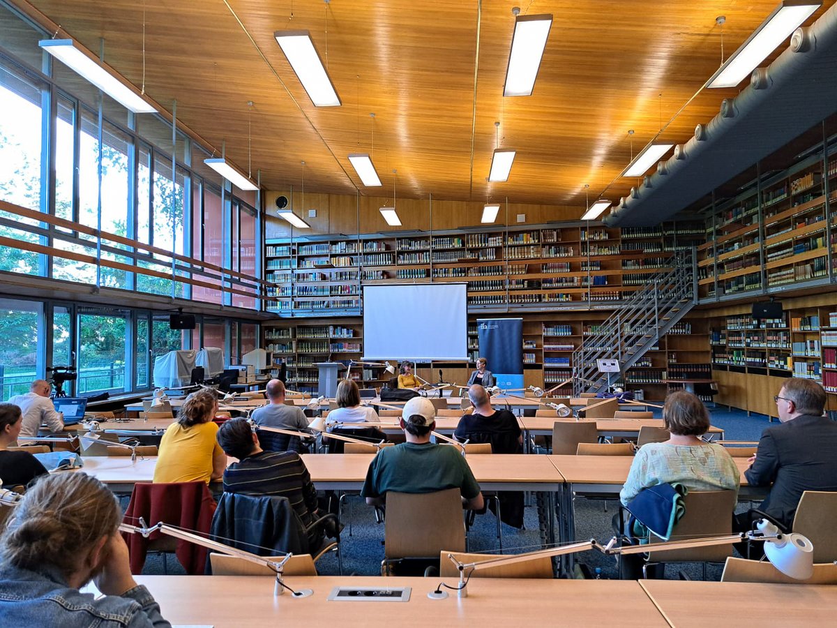 📷@ankahajkova diskutierte in der Wiss. Bibliothek #Trier am 11.06. ihre Erkenntnisse aus „Menschen ohne Geschichte sind Staub" (<a href="/WallsteinVerlag/">Wallstein Verlag</a>) und die Marginalisierung queerer Personen in Forschung und Erinnerung mit #IIA-Mitglied Luisa Gärtner. Danke an alle Besucher:innen!