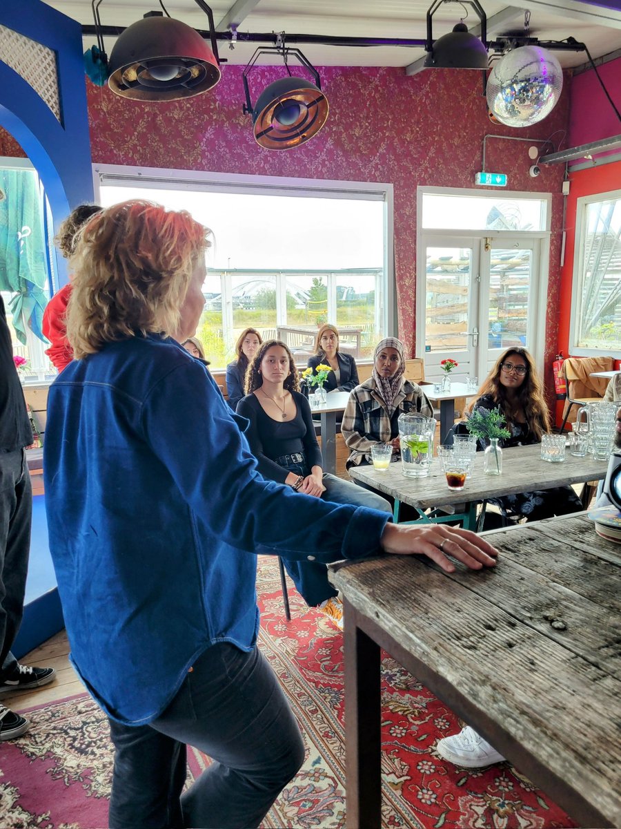 "De mentale gezondheid verbeteren van jonge statushouders is heel belangrijk. Bedankt dat jullie je daarvoor hebben ingezet!" Zei tevreden opdrachtgever Thiara van <a href="/AmsterdamNL/">Gemeente Amsterdam</a> tegen de studenten en nieuwkomers van het project StudentLifeCoach Refugees #eindbijeenkomst #succes