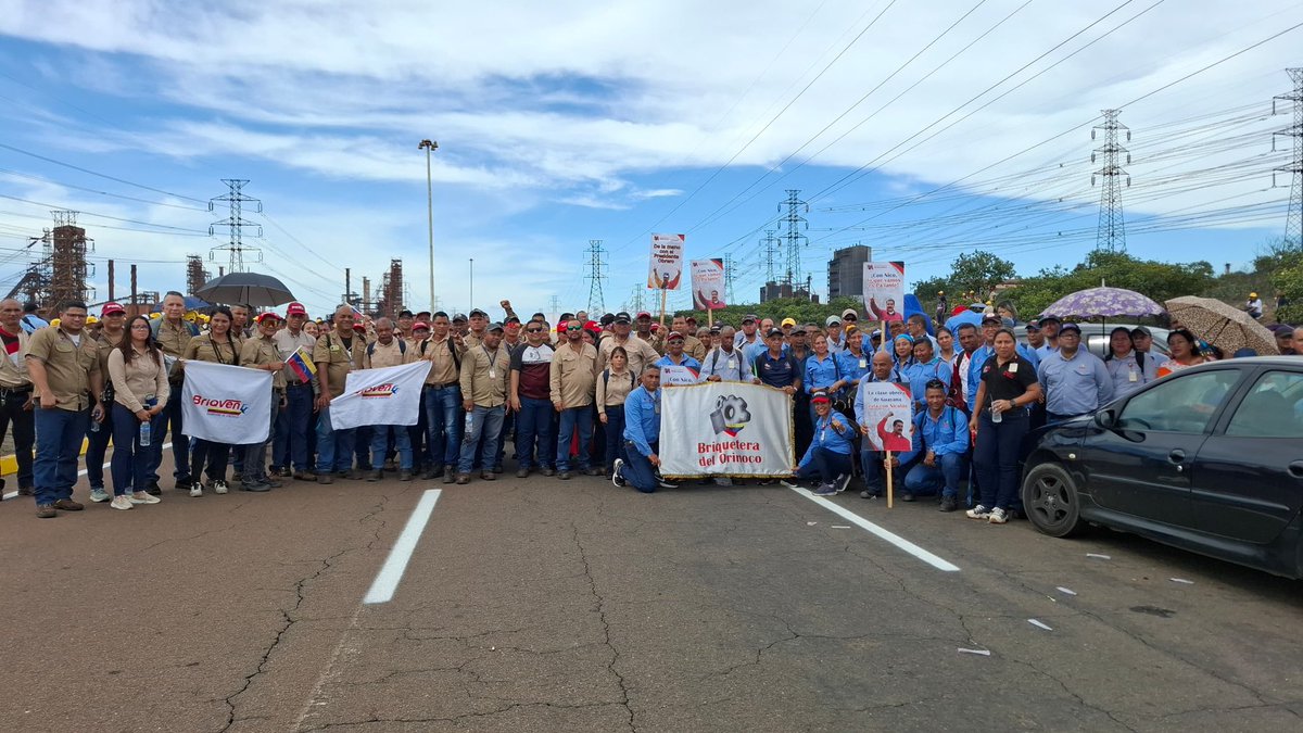 BRIQVEN_CVG's tweet photo. Clase trabajadora de BriqVen acompañó al presidente Nicolás Maduro, desde el portón 3 de Sidor. Para ratificar su respaldo a las políticas de protección social, que emprende el Ejecutivo Nacional. https://t.co/angIApuzfw