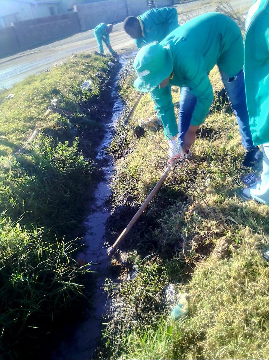 UmngeniLocal's tweet photo. Our teams were busy servicing various communities within the municipality. The CWP teams cleaned the Mpophomeni Stadium, cleaned drains & channels also in Mpophomeni. Our IPW Directorate cleared and opened drains on a gravel road in KwaHaza under the disaster relief grant. https://t.co/MaKg55cZfy