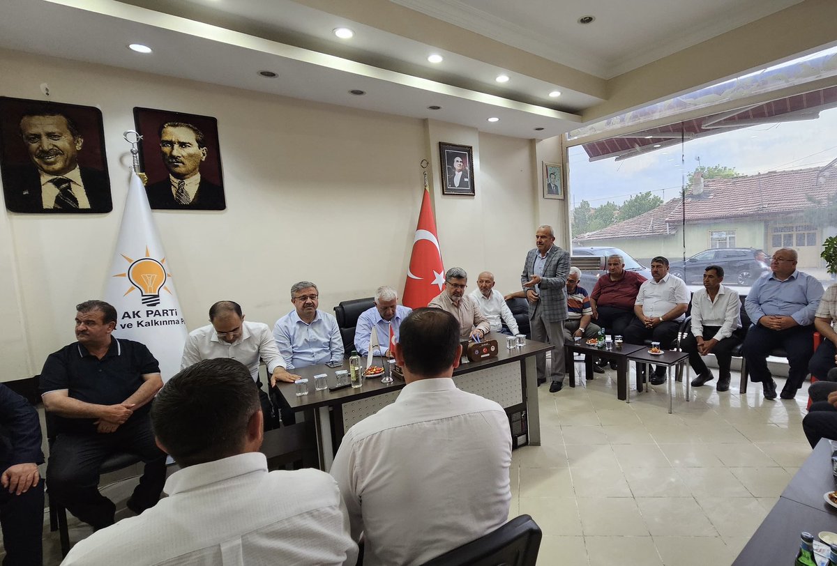akpartiafyon's tweet photo. 📍Sinanpaşa / Teşkilat Bayramlaşması 
İl Başkanımız Hüseyin Menteş, Milletvekillerimiz Ali Özkaya, İbrahim Yurdunuseven, Hasan Arslan ve İl Genel Meclis Başkanımız Mehmet Siper ile birlikte Sinanpaşa İlçe Teşkilatımızı ziyaret ederek İlçe Başkanımız Nuri Köse, teşkilat mensuplarımız ve hemşehrilerimizle bayramlaştılar. 

Birlik ve beraberlik içerisinde nice güzel bayramlara. #HayırlıBayramlar dileriz.