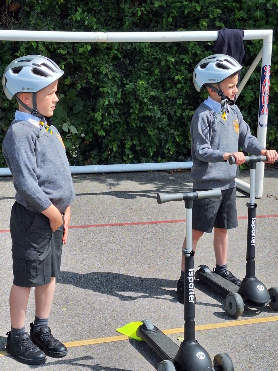stjohnscen20's tweet image. Y1 and Y2 had great fun today learning how to scoot safely on the KS2 playground and on Swan Lane. #ScootersRUs #KeepSafeKeepActive #WeAreStJohns💛💚 
@LDBSSchools @BarnetSport