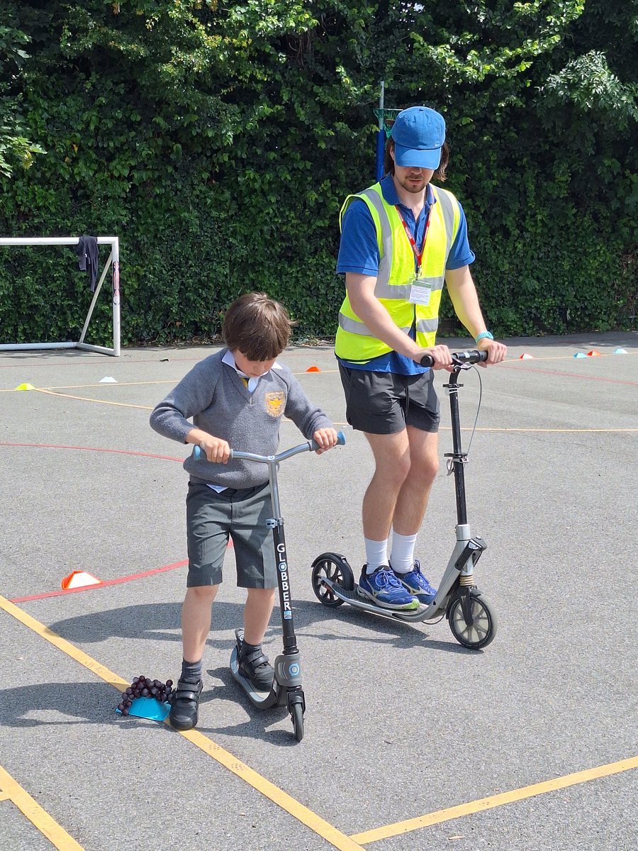 stjohnscen20's tweet image. Y1 and Y2 had great fun today learning how to scoot safely on the KS2 playground and on Swan Lane. #ScootersRUs #KeepSafeKeepActive #WeAreStJohns💛💚 
@LDBSSchools @BarnetSport