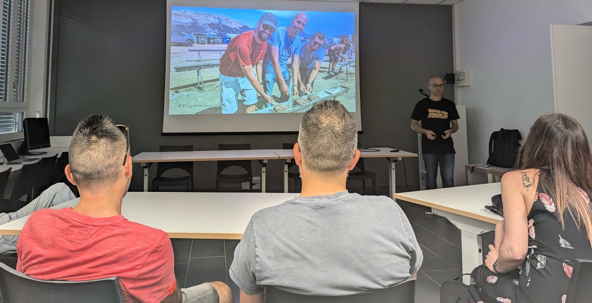 PythonPescara's tweet image. 🍸 Stasera come il gruppo Python Pescara parteca all'evento "Aperitech Lightning Talks Night" organizzato da @GDGPescara 🐬
🤗 Stiamo incontrando le altre community locali di Pescara preparando il prossimo evento comunitario di Luglio ⛰️
#PythonPescara #Pescara #Community #GDG