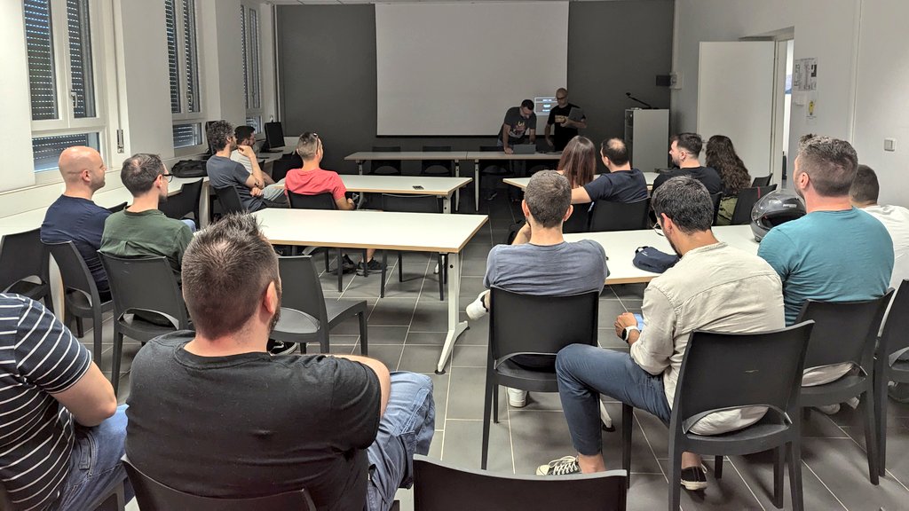 PythonPescara's tweet image. 🍸 Stasera come il gruppo Python Pescara parteca all'evento "Aperitech Lightning Talks Night" organizzato da @GDGPescara 🐬
🤗 Stiamo incontrando le altre community locali di Pescara preparando il prossimo evento comunitario di Luglio ⛰️
#PythonPescara #Pescara #Community #GDG