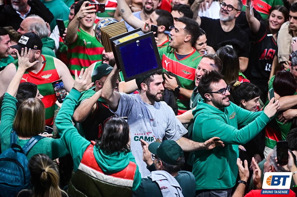 #LUBxBT | "ESTOY MUY CONTENTO DE SER PARTE DE ESTE GRUPO"

Federico Pereiras volvió a Aguada para conseguir su tercer campeonato con la institución. Uno de los jugadores más identificados con el club brilló a lo largo de la temporada.

📝<a href="/Brianrz2000/">Brianrz</a> 

👉wp.me/p6K7W2-S2N