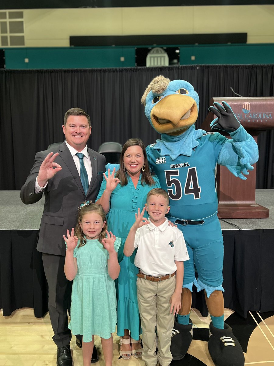 cmiller05's tweet image. Thank you @michaeltbenson and the CCU BOT for this opportunity. Happy to a part of the @CCUChanticleers @GoCCUsports family! What a great day for the Miller family & we can’t wait to get started.