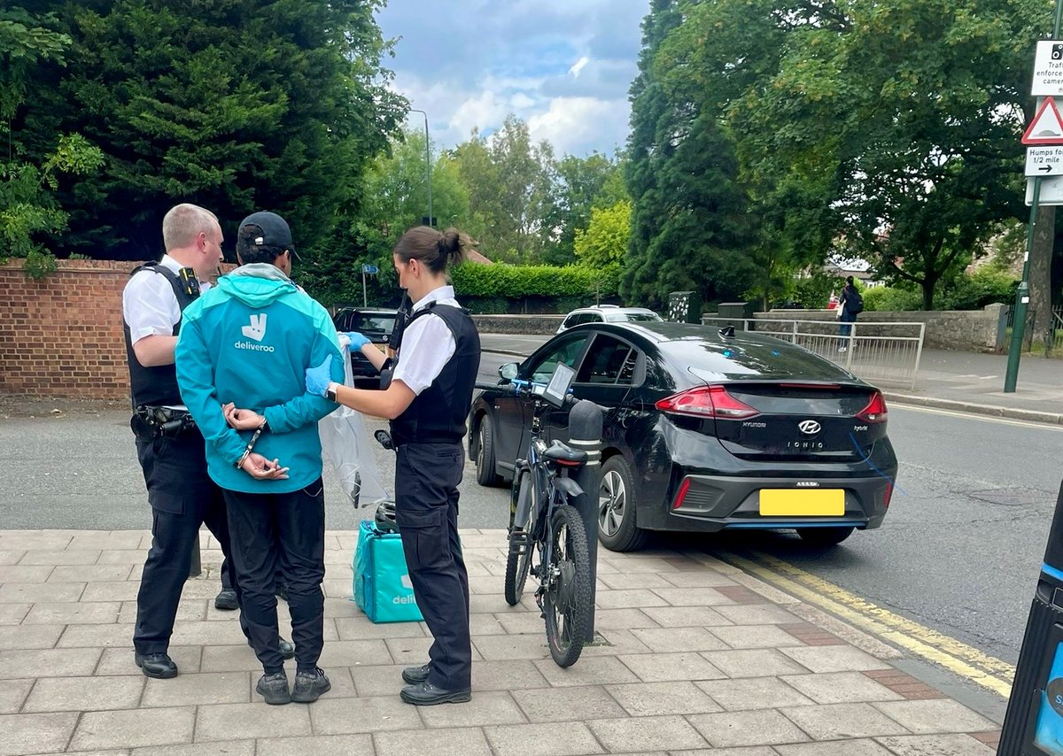 MPSWelling's tweet image. 🚨Arrested🚔
Delivery to Custody🚲
Following patrols, officers spotted a food delivery rider cycle through a red light at speed. The male was subsequently stopped, further checks revealed he was wanted by immigration. Male arrested. 

Apologies if that was your takeaway... 🍔
