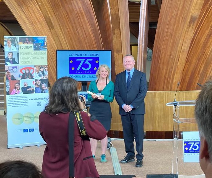 Pani Anna Alboth🇵🇱 otrzymała Journalists Excellence Award 2024 za materiał „Nigdy nie wywoływali żadnej wojny” nt. społeczności romskiej w 🇺🇦.

Ceremonia rozdania nagród odbyła się w Pałacu Europy w Strasburgu.
Szczegóły: coe.int/equirom

Serdecznie gratulujemy !!!