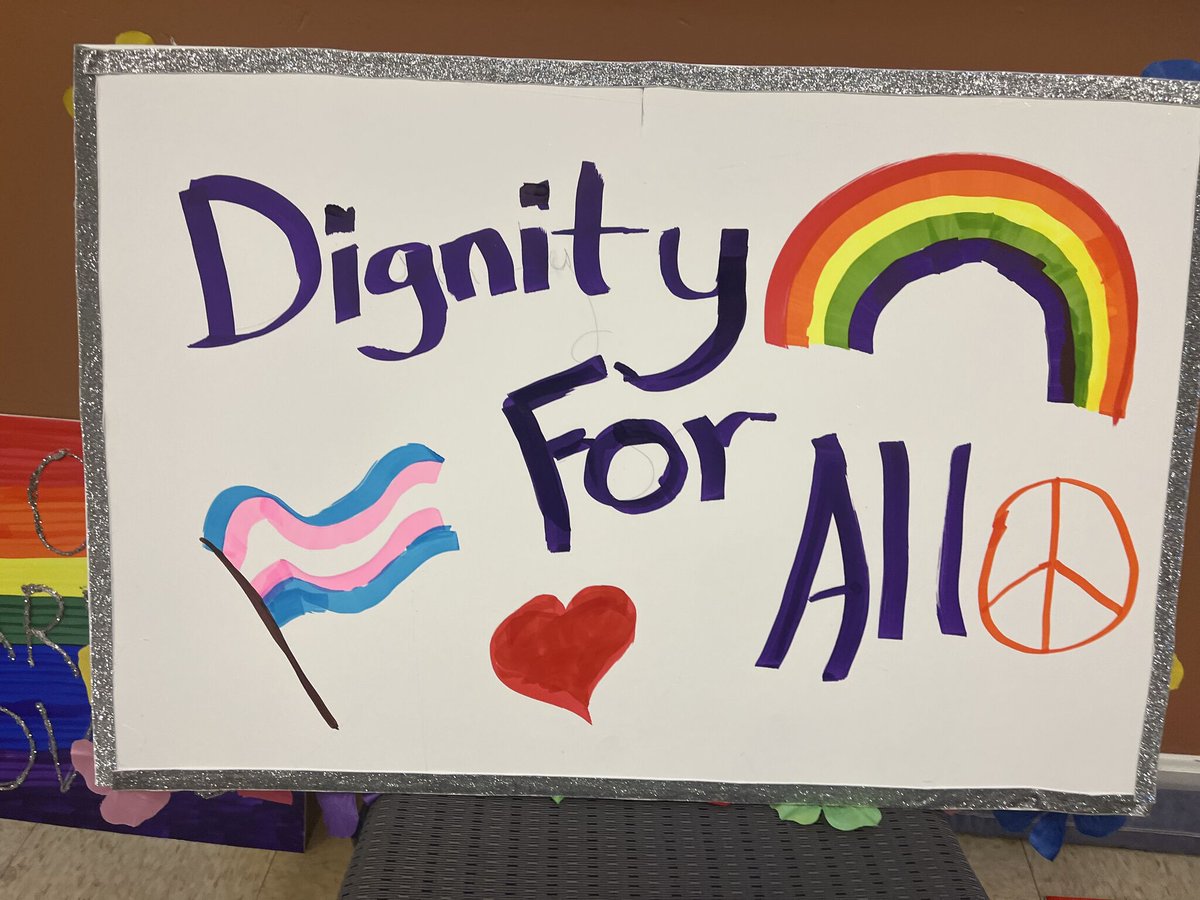 hosparushealth's tweet image. Happy #PrideMonth! 

This past weekend we participated in the #KentuckianaPride Parade, creating signs and walking to show our support for the LGBTQ+ community. 
❤️🧡💛💚💙💜

#HealthcareWithPride #InclusiveCare #PrideParade #CelebrateDiversity #HealthcareEquity