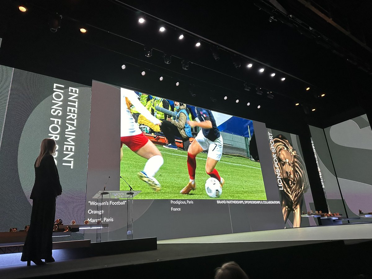 Qwenteen's tweet image. Quelle fierté de démarrer #CannesLions avec un grand prix entertainment Lions for sport pour notre #compildesBleues @orange ❤️ #creativity #awards #achievement #fierdetreorange merci @MarcelAgency 👏👏👏