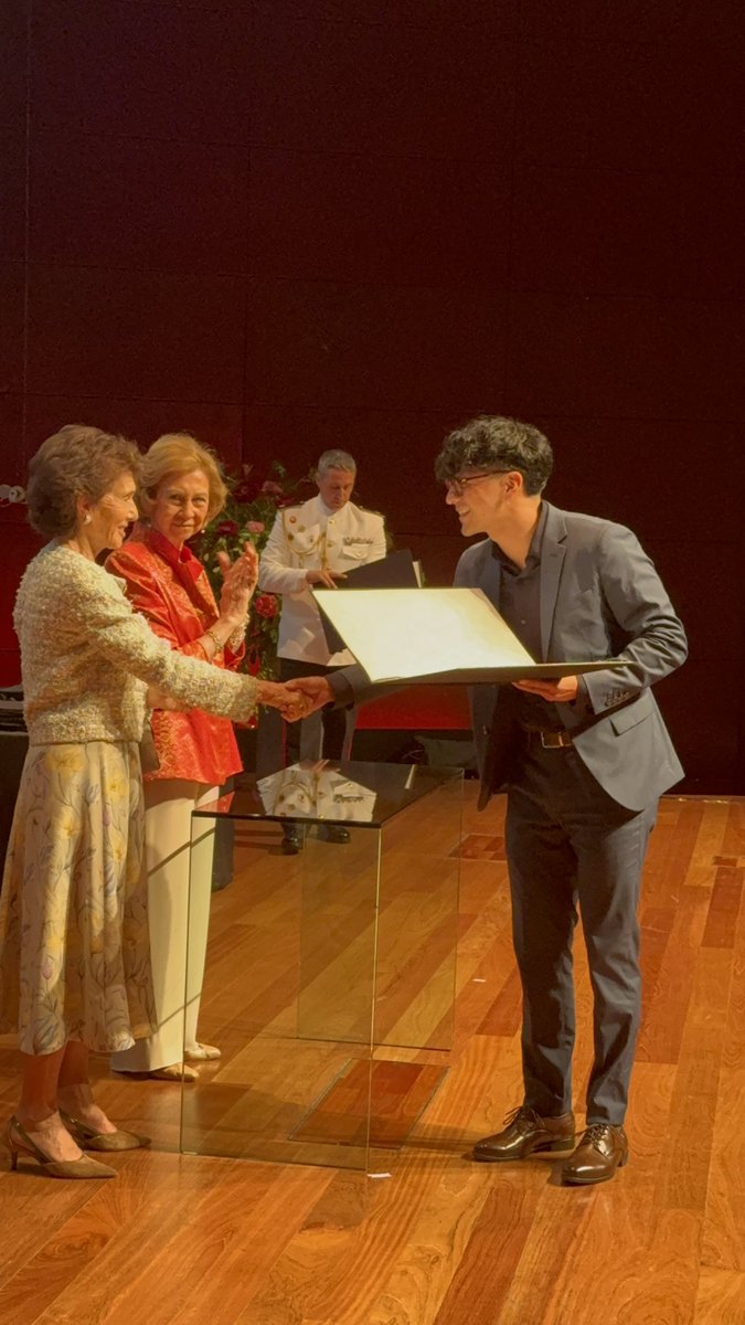 Escuela Superior de Música Reina Sofía (@escuelarsofia) on Twitter photo SM la Reina Doña Sofía entrega los diplomas a las alumnas y alumnos más sobresalientes de cada una de las cátedras de interpretación y a los grupos de música de cámara más destacados. <a href="/CasaReal/">Casa de S.M. el Rey</a> SM la Reina Doña Sofía entrega los diplomas a las alumnas y alumnos más sobresalientes de cada una de las cátedras de interpretación y a los grupos de música de cámara más destacados. <a href="/CasaReal/">Casa de S.M. el Rey</a>