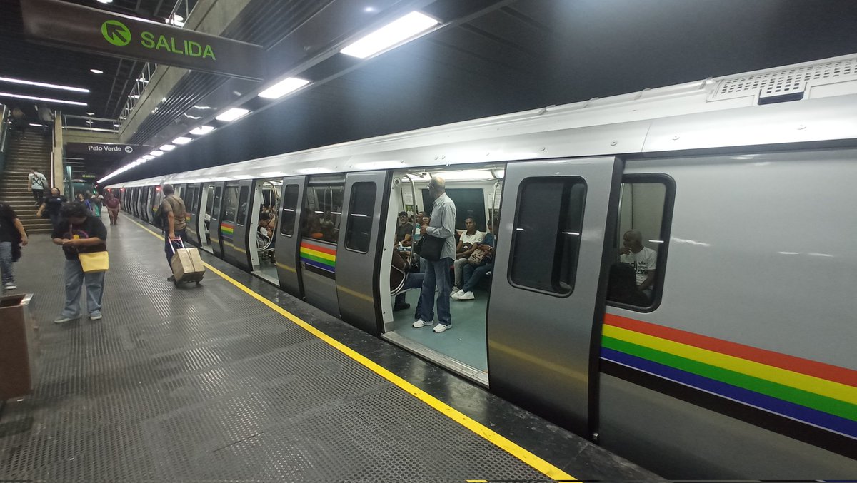 Los trenes grises son trenes de los españoles (CAF) de la Línea 1 del Metro de Caracas, que estaban dañados y fueron restaurados por los propios trabajadores y por empresas nacionales. Hoy casualmente usé uno, el aire acondicionado funciona muy bien ❄️☃️ y están muy bonitos por
