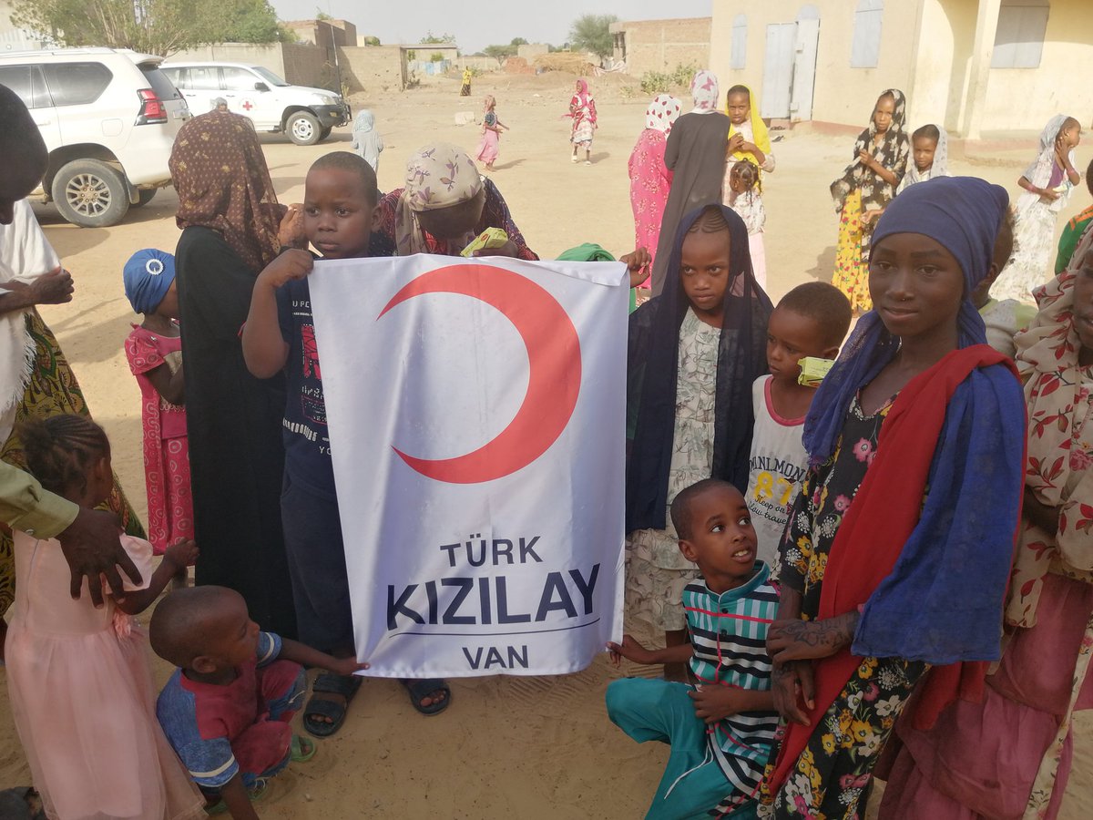 kizilayvan's tweet photo. Türk Kızılay Van Şubesi olarak Chad yakınlarında bir yetimhanede çocuklar ile buluştuk. Van Kızılay Şubemizin ikramları ve Yönetim Kurulu Üyelerimizin bağışlarını ilettik. @Kizilay @FatmaMericYlmaz @demiroglu65 @YenerTANIK @ramazansaygili1 https://t.co/qPmJc4C4Di