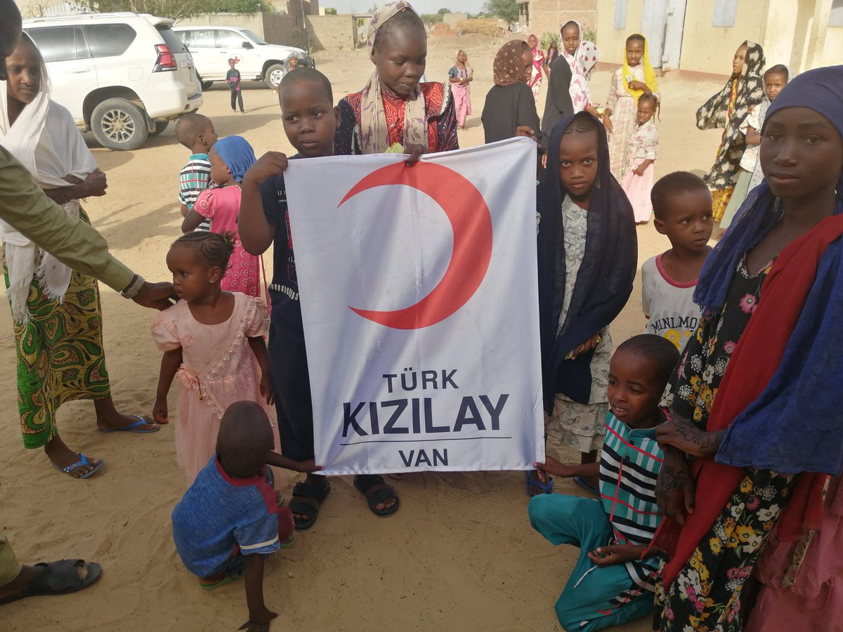 kizilayvan's tweet photo. Türk Kızılay Van Şubesi olarak Chad yakınlarında bir yetimhanede çocuklar ile buluştuk. Van Kızılay Şubemizin ikramları ve Yönetim Kurulu Üyelerimizin bağışlarını ilettik. @Kizilay @FatmaMericYlmaz @demiroglu65 @YenerTANIK @ramazansaygili1 https://t.co/qPmJc4C4Di