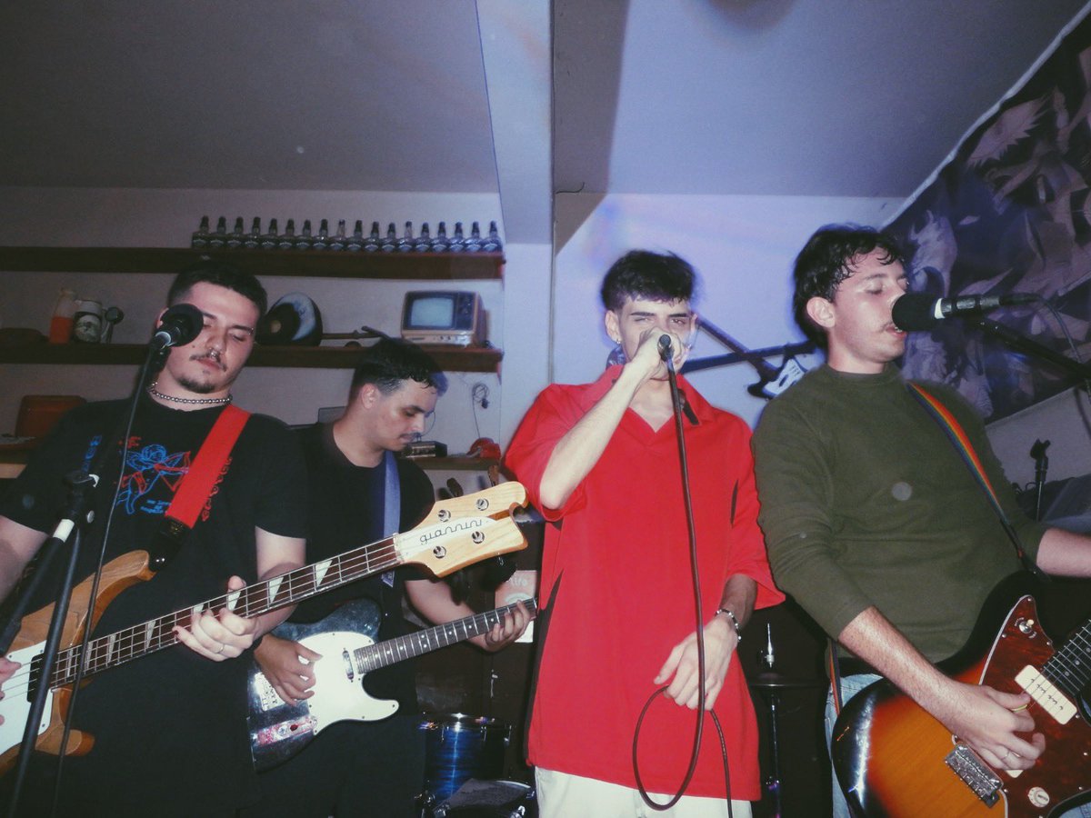 oficialFETO's tweet photo. a gente tocando laaaa em marilia
longe p caraio
mas foi foda demais tocar com a @jonabug_ e com a @chococornbanda https://t.co/nrvWXVJ5uc