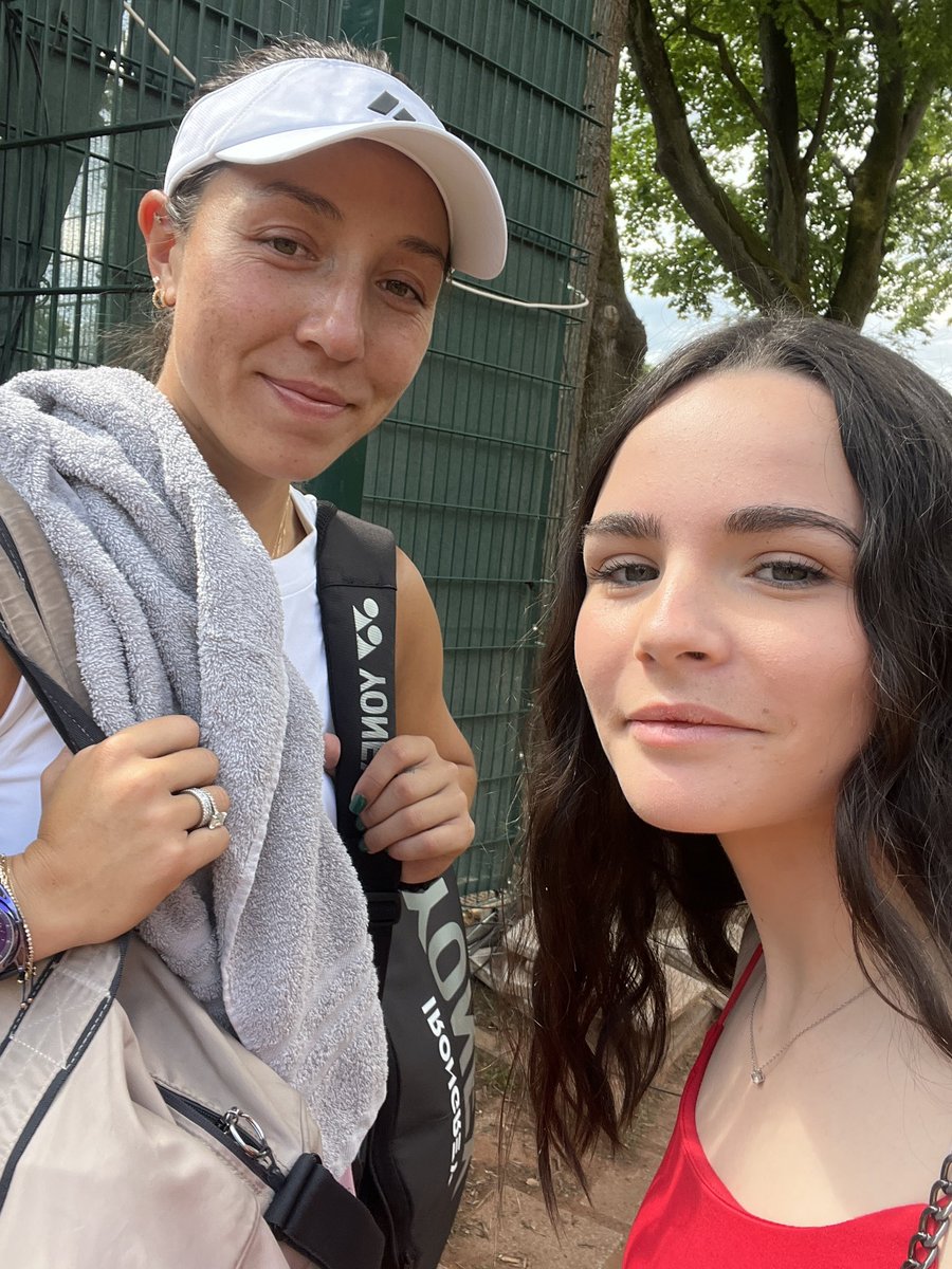 tenniscamfr's tweet image. I made it again ! so happy to see her after more than a year, it’s always so special to meet your favorite player and I’m so grateful i had this opportunity today 🥹
Good luck for the grass season and see you on Thursday @JPegula ❤️